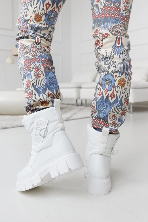 Bottes de neige isolées blanches avec...