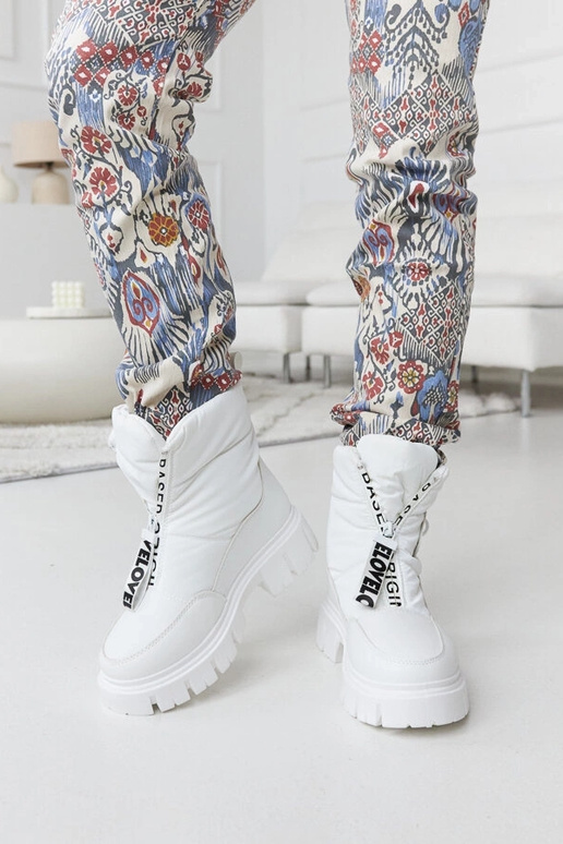 Bottes de neige isolées blanches avec...