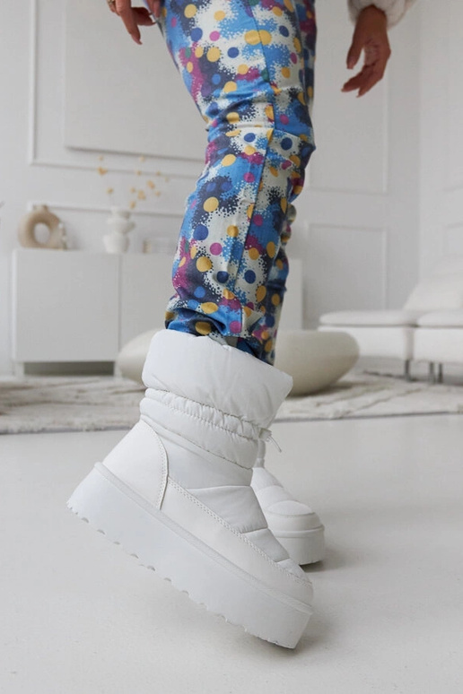 Polk bottes de neige blanches isolées...