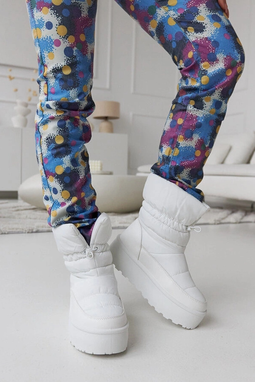 Polk bottes de neige blanches isolées...