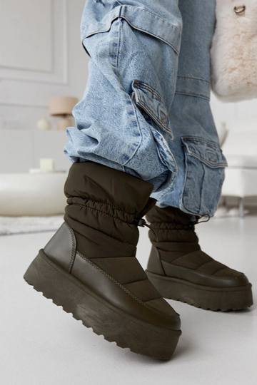 Bottes de neige vertes isolées sur la plateforme Polk