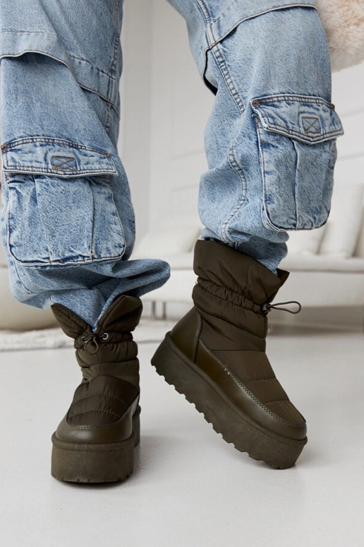 Grüne isolierte Schneestiefel auf der...