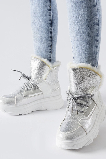 Bottes de neige isolées...