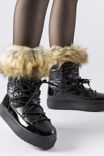 Schwarze gefütterte...