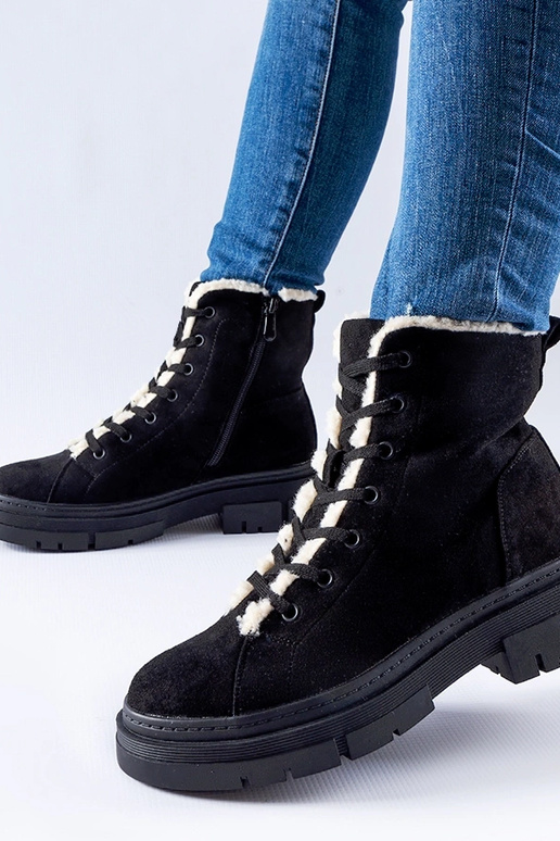 Schwarze isolierte Schuhe aus...