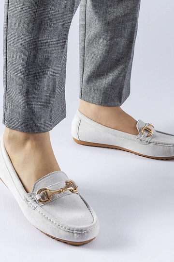 Grå loafers dekoreret med...