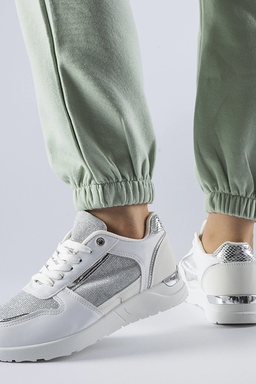 Hvide sneakers med dekorativ tråd...