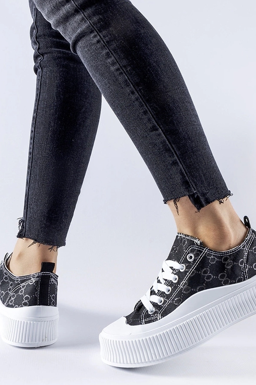 Sorte sneakers dekoreret med Cavi...