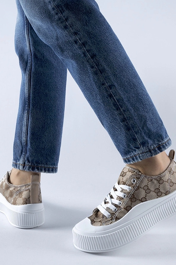 Brune sneakers dekoreret med Cavi-monogrammet