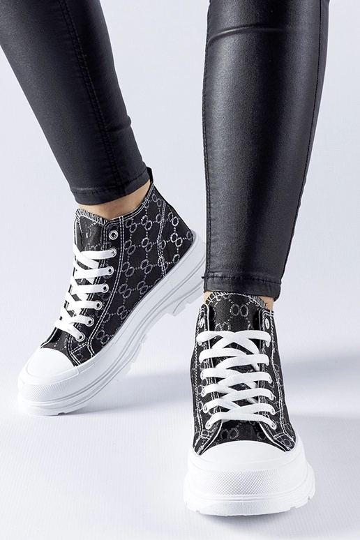 Sorte sneakers dekoreret med Terenzio...