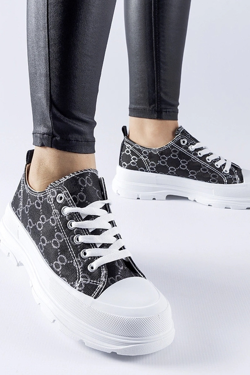 Sorte sneakers dekoreret med...