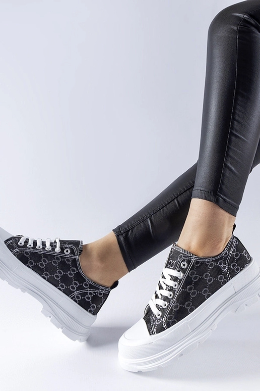 Schwarze Sneaker verziert mit dem...