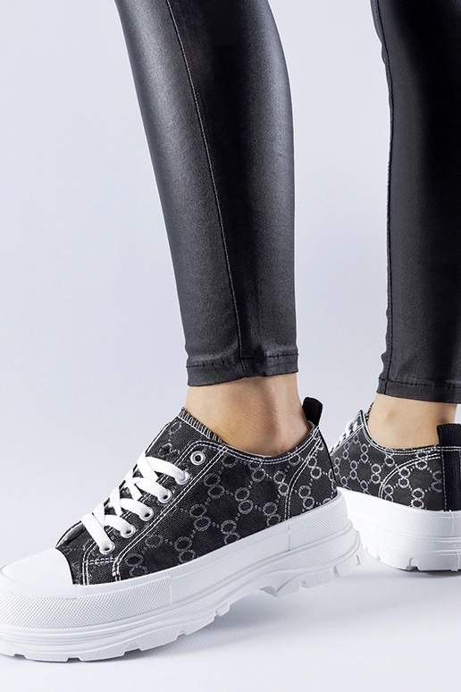 Sorte sneakers dekoreret med...