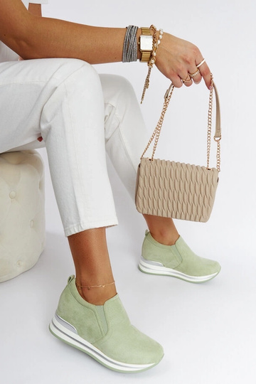 Groene sneakers op hak...