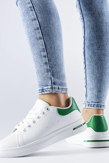 Weiße und grüne Sneaker...