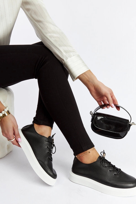 Schwarze, perforierte Sneakers... Schwarze, perforierte Sneakers...