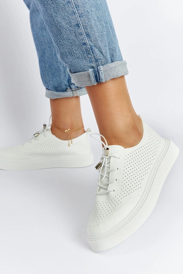 Weiße perforierte Sneakers...