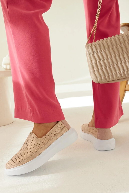 Goldene durchbrochene Slipper für... Goldene durchbrochene Slipper für...