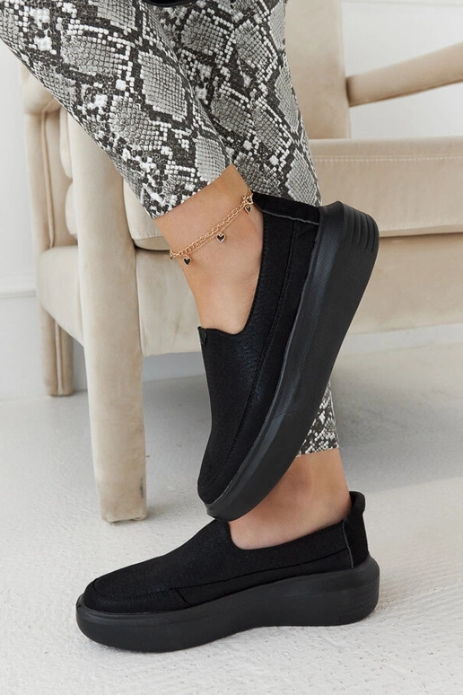 Schwarze durchbrochene Damenschuhe,... Schwarze durchbrochene Damenschuhe,...