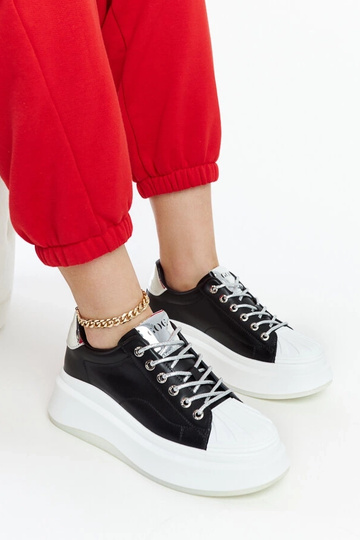 Schwarze Plateau-Sneakers...