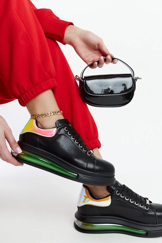 Schwarze Sneakers auf der Plattform...