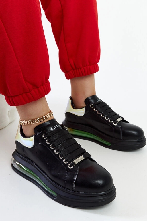 Schwarze Sneakers auf der Plattform...