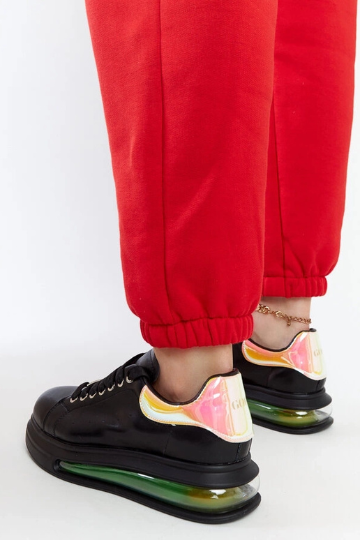 Schwarze Sneakers auf der Plattform...