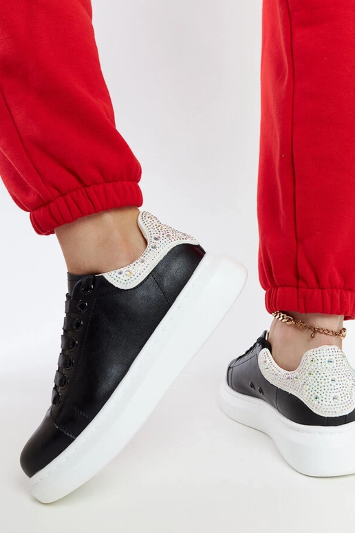 Sorte sneakers på platformen GOE...