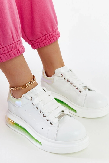Hvide sneakers på...