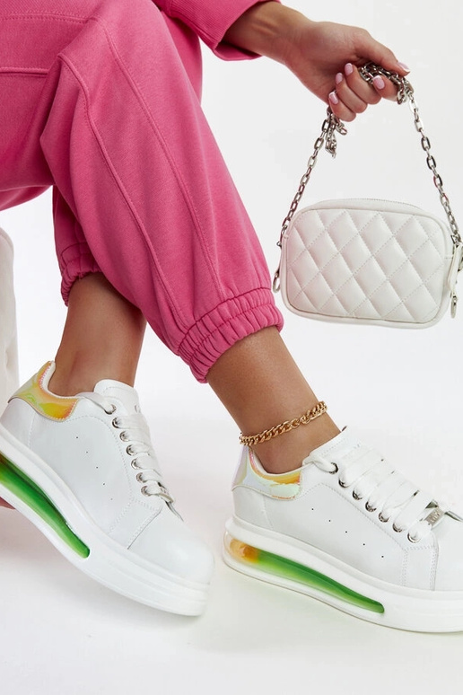 Weiße Sneakers auf der Plattform GOE...