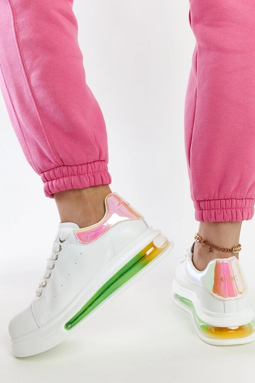 Weiße Sneakers auf der Plattform GOE...