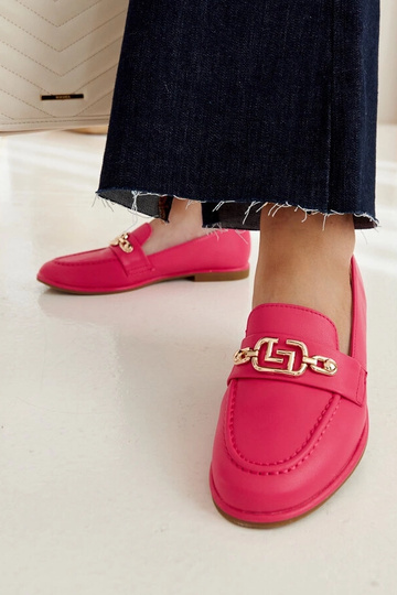 Rosafarbene Loafer mit einer Kuens-Kette verziert