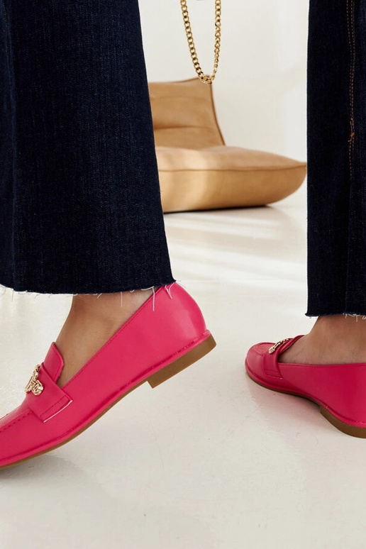 Rosafarbene Loafer mit einer... Rosafarbene Loafer mit einer...