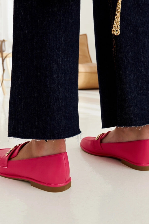 Pink loafers dekoreret med en Kuens-kæde