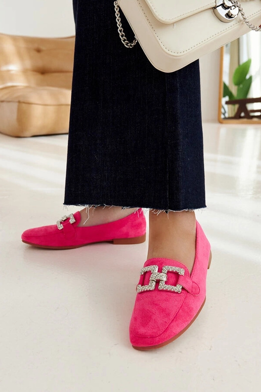 Pink loafers dekoreret med en Kuens-kæde