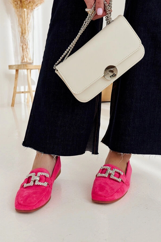 Pink loafers dekoreret med en Kuens-kæde
