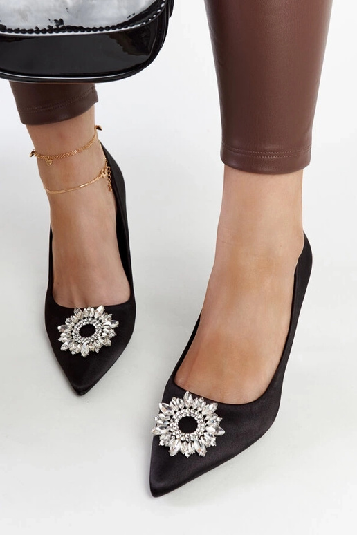 Schwarze satinierte Stilettos mit... Schwarze satinierte Stilettos mit...