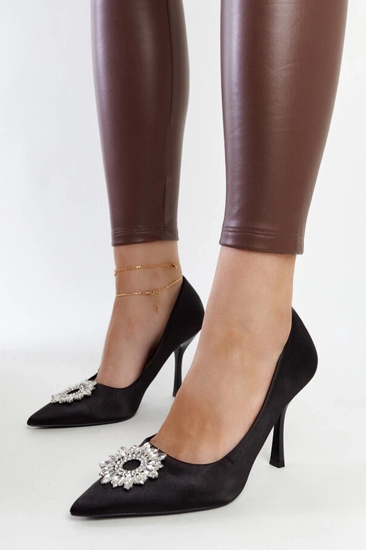 Escarpins noirs satinés avec zircons... Escarpins noirs satinés avec zircons...