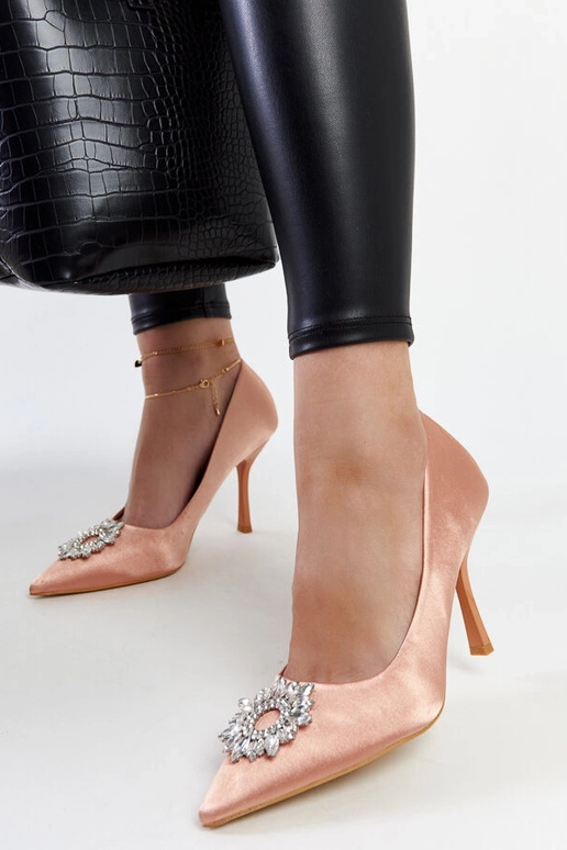 Escarpins beiges satinés avec zircons... Escarpins beiges satinés avec zircons...
