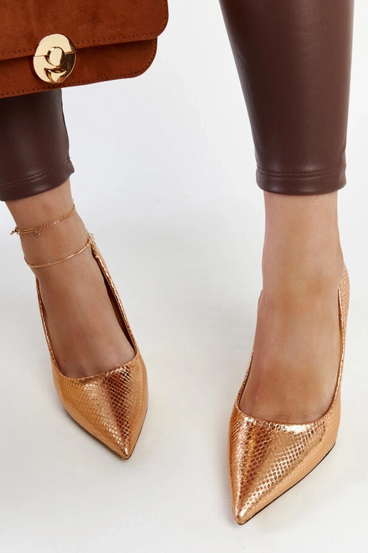 Escarpins en cuir verni couleur... Escarpins en cuir verni couleur...