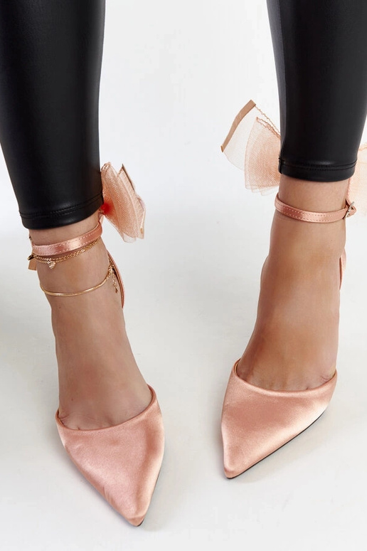 Hellrosa Pumps mit Schleife von Ilaysa