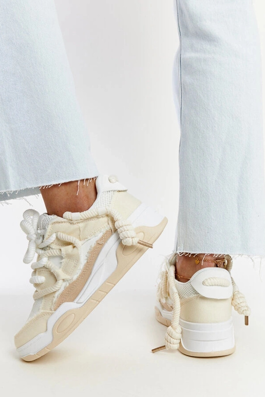 Beige Sneakers mit Stoffeinsätzen... Beige Sneakers mit Stoffeinsätzen...