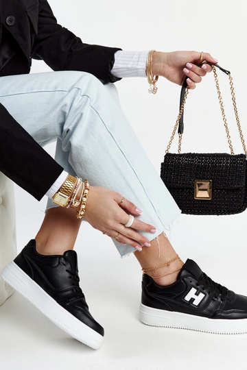 Sorte sneakers på en hvid platform Mentha