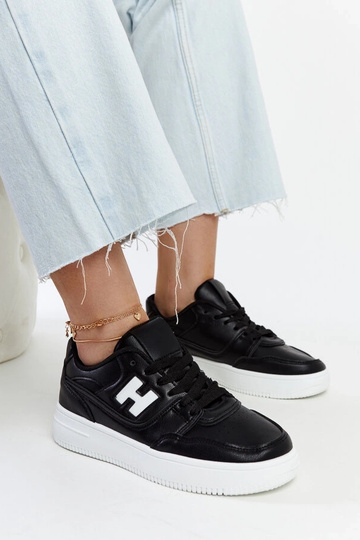 Sorte sneakers på en hvid platform Mentha 2