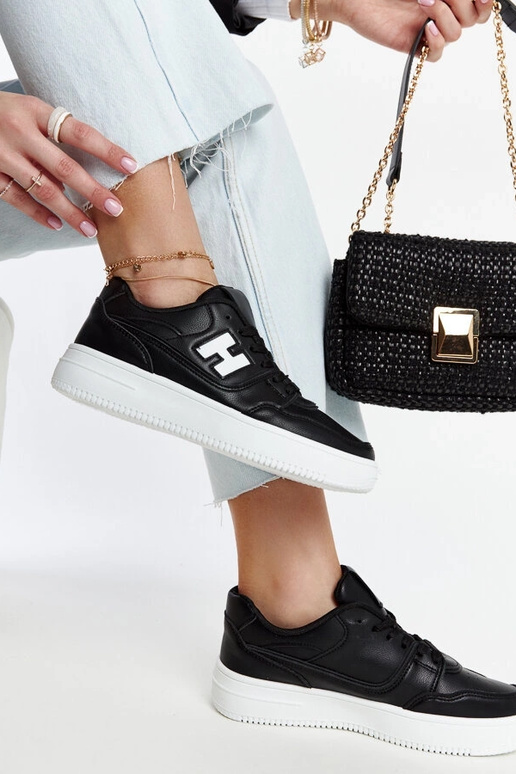 Baskets noires sur une plateforme... Baskets noires sur une plateforme...