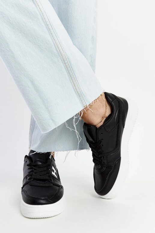 Schwarze Sneaker auf weißem Plateau... Schwarze Sneaker auf weißem Plateau...