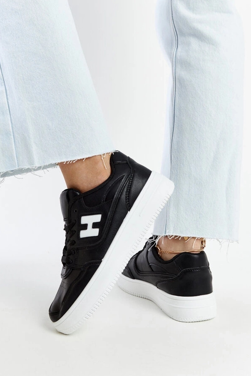 Baskets noires sur une plateforme... Baskets noires sur une plateforme...