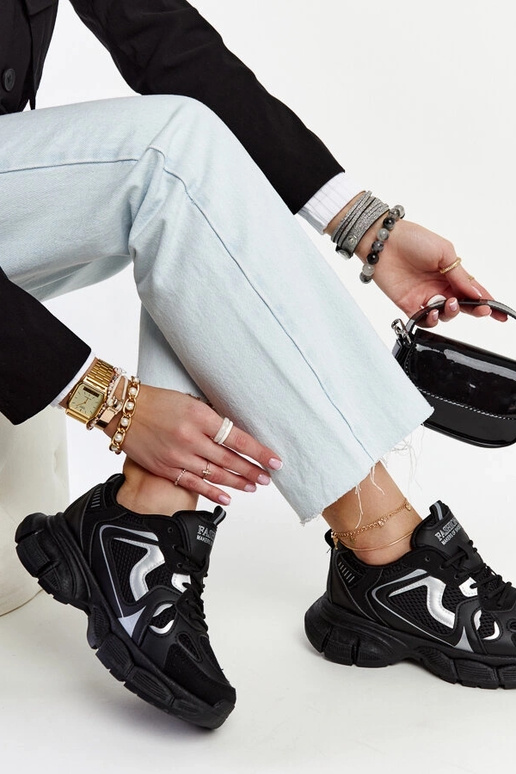 Baskets noires avec une semelle...