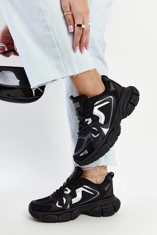 Baskets noires avec une semelle...