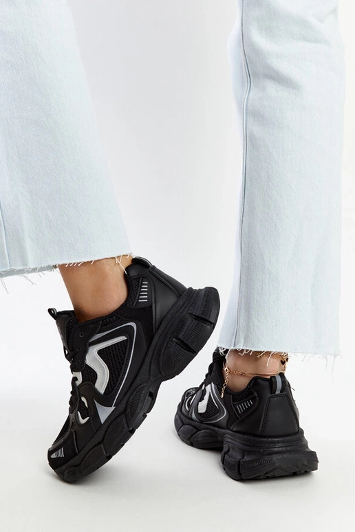 Baskets noires avec une semelle...